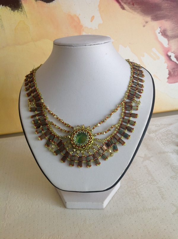 Grünes Mosaik  Handgefertigtes Collier aus Miyuki-Tila-Perlen und feinen Glasperlen.