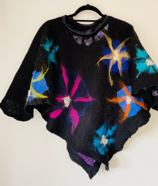 Handgefertigte Filzarbeit mit weichen Strukturen und natürlichen Farbtönen, harmonische textile Gestaltung im Bildmittelpunkt