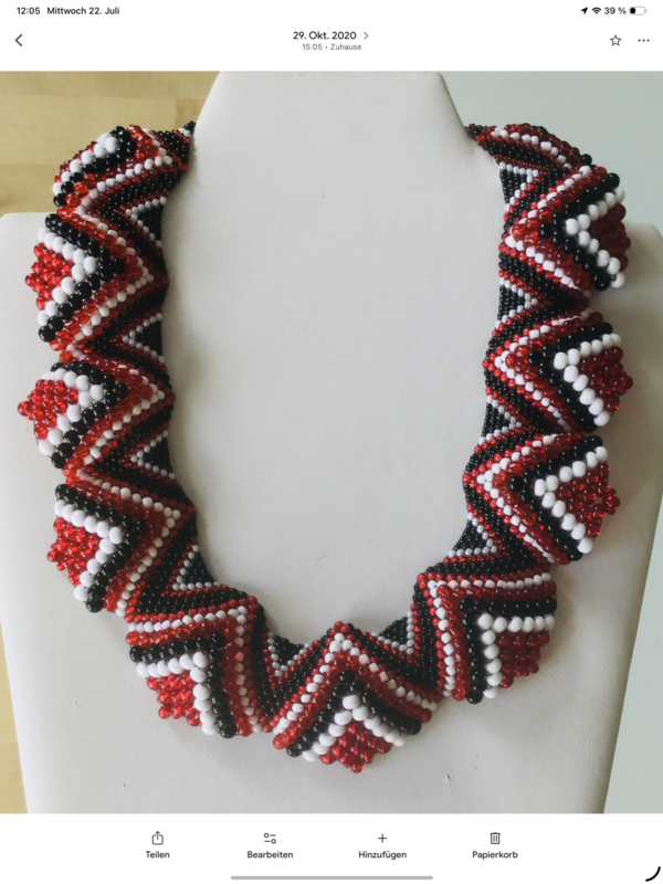 Handgefädeltes Perlencollier mit Zickzackmuster in Schwarz, Weiß und Rot